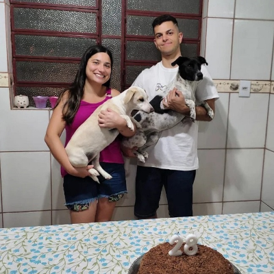 Geovane e Taina segurando o doguinho