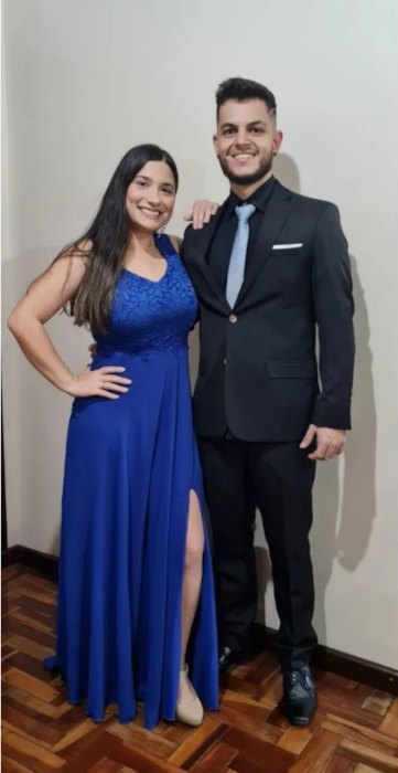 casal vestidos elegantemente